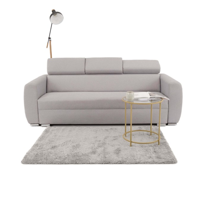 szara sofa ze srebrnymi nóżkami