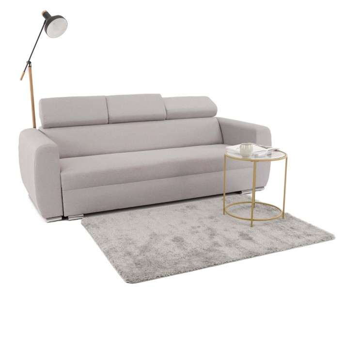 szara sofa z chromowanymi nóżkami