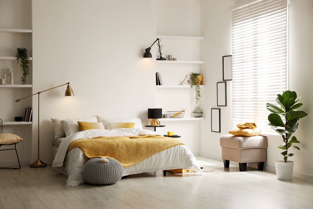 Sypialnia bez szafy? Pomysły na przechowywanie w zabudowie ściennej