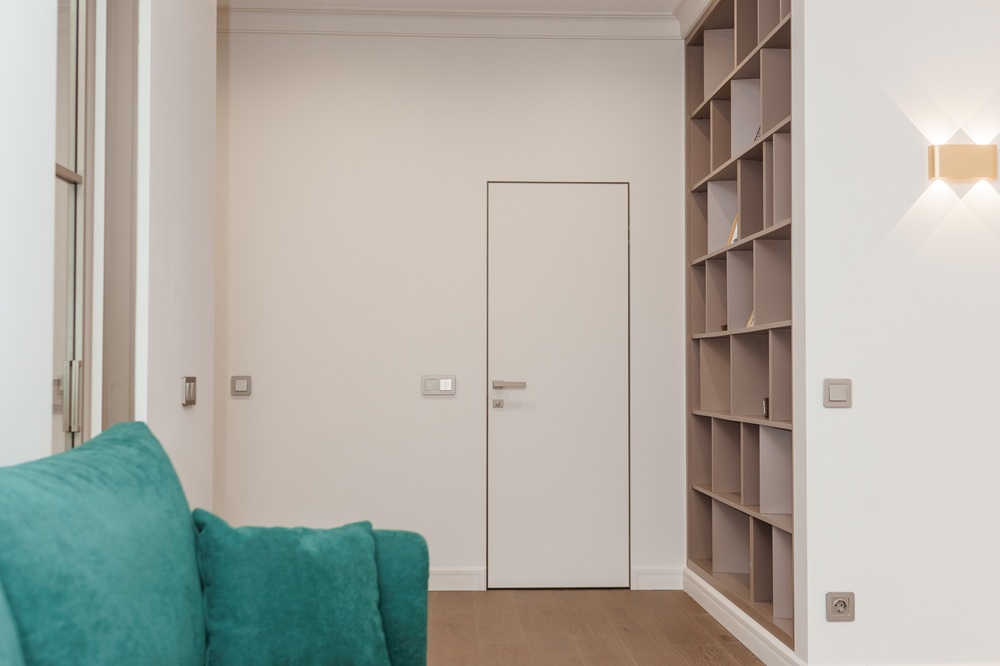 Schowki w salonie i sypialni: gdzie je ukryć, żeby nie były widoczne