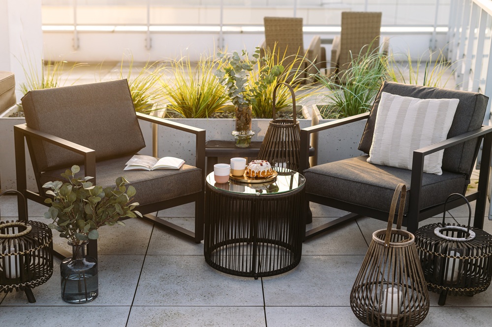 Meble na balkon narażony na wiatr: stabilność i bezpieczeństwo