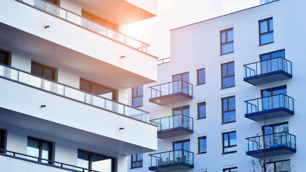 Balkon w bloku: kompaktowe meble do porannej kawy i pracy z laptopem