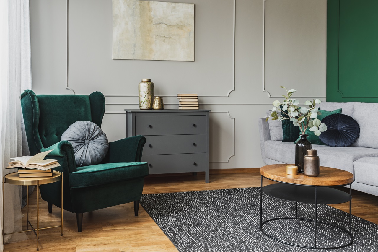 Aranżacja ścian w stylu modern classic: boazerie, listwy i kolory, które wracają