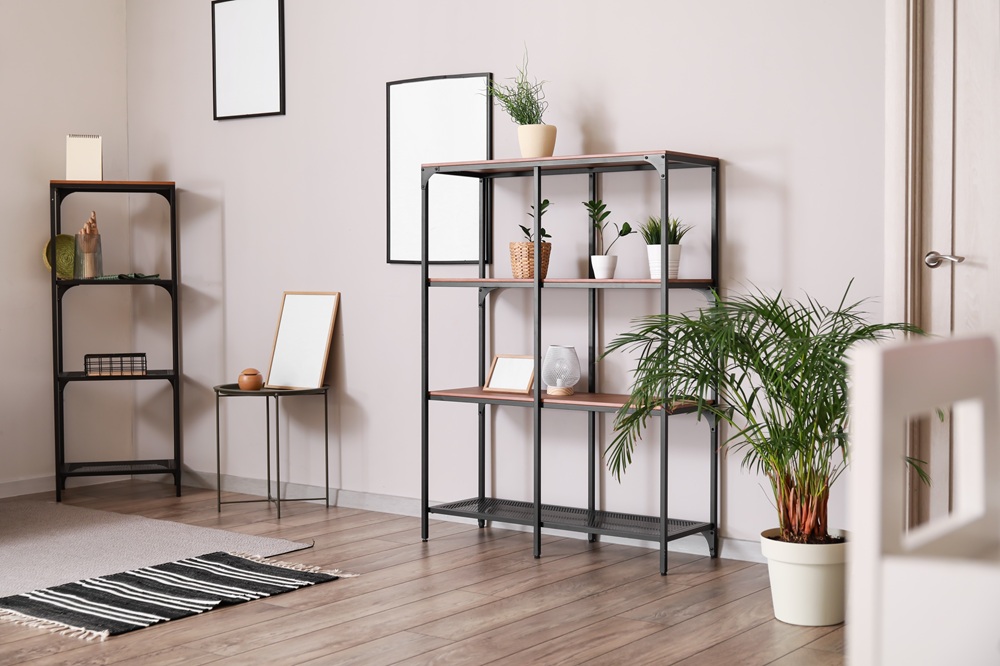 Regał metalowy w salonie i biurze: style, nośność i na co uważać